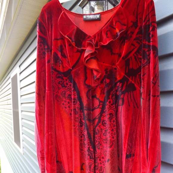 Red & black floral ruffled Pyramid Collection top - Picture 1 of 4